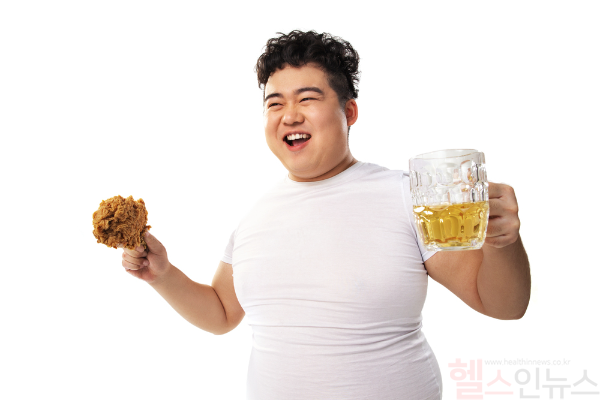 최근 젊은 층 사이에서 통증의 왕이라 불리는 통풍 발병률이 급증하고 있어 각별한 주의가 요구된다. 통풍은 식습관과 생활 습관이 중요하며 평소 요산 배출을 돕는 음식을 적절히 섭취하고 운동으로 적정 체중을 유지하는 것이 필요하다. (클립아트코리아)