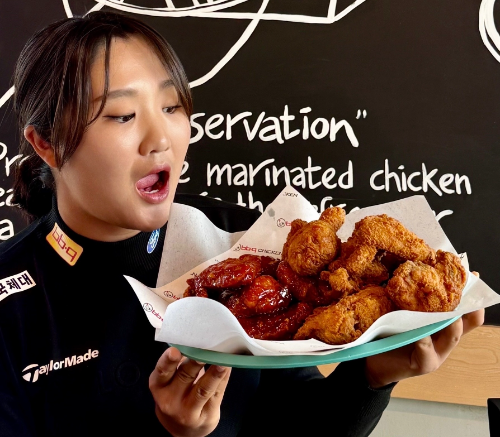 제너시스BBQ 그룹은 올해 미국여자프로골프(LPGA) 3년차에 접어든 프로골퍼 유해란 선수가 라스베이거스에서 영업 중인 BBQ 매장에 방문했다고 10일 밝혔다. ⓒ BBQ