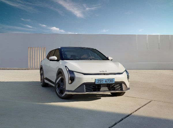 기아가 전동화 세단의 새로운 기준을 제시하는 '더 기아 EV4(The Kia EV4)'의 사양 구성과 가격을 공개하고 11일(화)부터 계약을 시작한다. ⓒ 기아