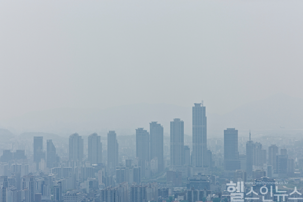 최근 초미세먼지가 우울증과 연관돼 있다는 연구 결과가 밝혀졌다. 원주의과대학 연구팀에 의하면 초미세먼지가 뇌 도파민 시스템에 악영향을 끼쳐 우울증을 유발할 수 있는 것으로 알려졌다. (클립아트코리아)