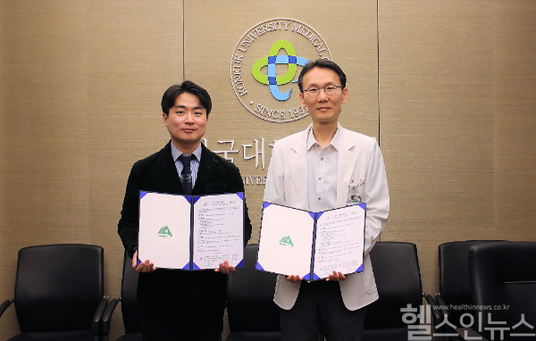 건국대병원 스포츠의학센터가 대구스포츠과학센터와 MOU를 체결했다. 오경수 건국대병원 스포츠의학센터장(오른쪽)과 박민혁 대구스포츠과학센터 선임연구원. (건국대병원 제공)