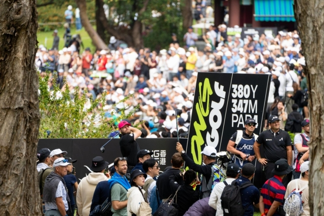 수많은 팬이 몰려든 LIV 골프 홍콩 대회