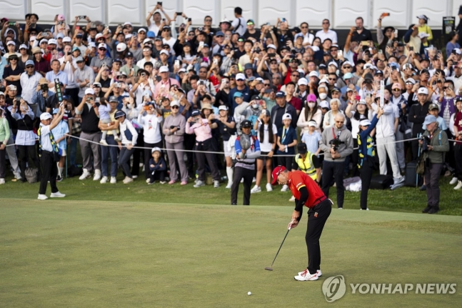 LIV 홍콩 대회를 관전하는 팬들의 모습.