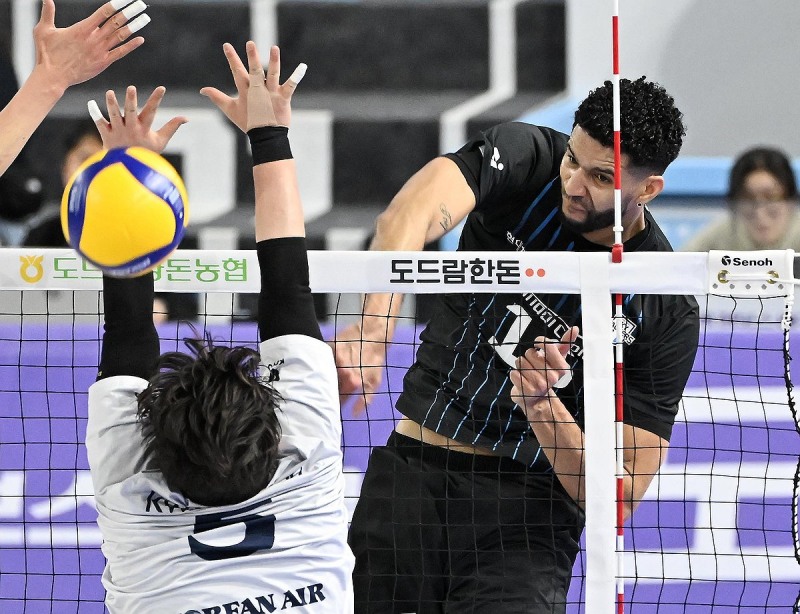 공격 시도하는 레오