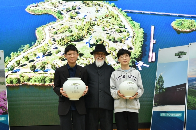 조상연(왼쪽)이 임경찬을 꺾고 천원전에서 우승했다.