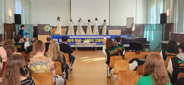 ‘민주·인권·평화통일 국제교류단’ 광주 학생들이 지난 6일 독일 라이프치히 케플러고등학교에 방문해, 한국 무용을 알렸다.