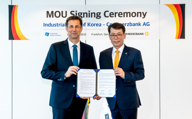 사진=지난 6일(현지시간) 독일 프랑크푸르트 Commerzbank Tower에서 열린 업무협약식에서 김성태 IBK기업은행장(오른쪽)과 마이클 코츠바우어 코메르츠방크 부회장(왼쪽)이 기념촬영을 하고 있는 모습.