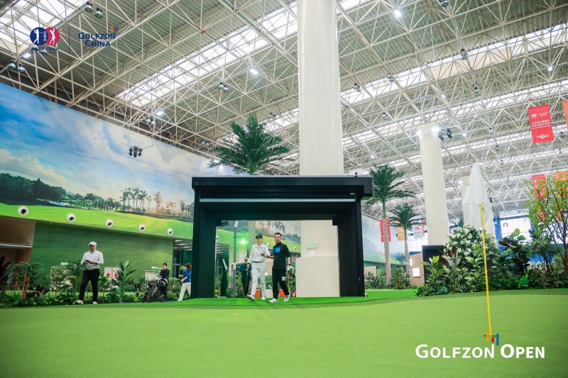 지난 3월 1일 중국 톈진 시티골프에서 열린 ‘2025년 중국 실내 골프 오픈 & GOLFZON 중국 오픈‘ 예선전에서 참가 선수들이 스크린 티샷 이후 경기를 위해 그린존으로 이동하고 있다.