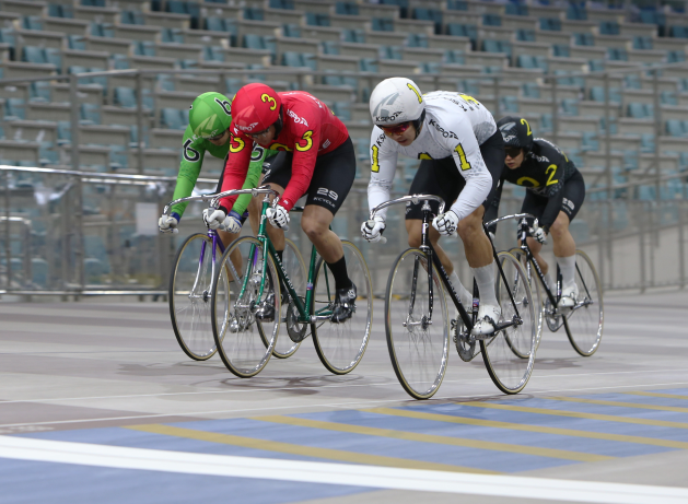 광명스피돔에서 29기 선수들이 결승선을 향해 달려오고 있다.