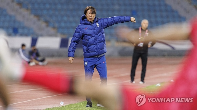 작전 지시하는 홍명보 감독