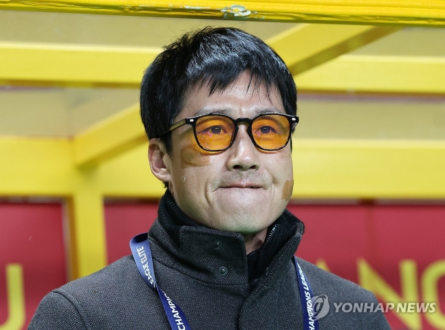 그라운드 바라보는 이정효 감독
