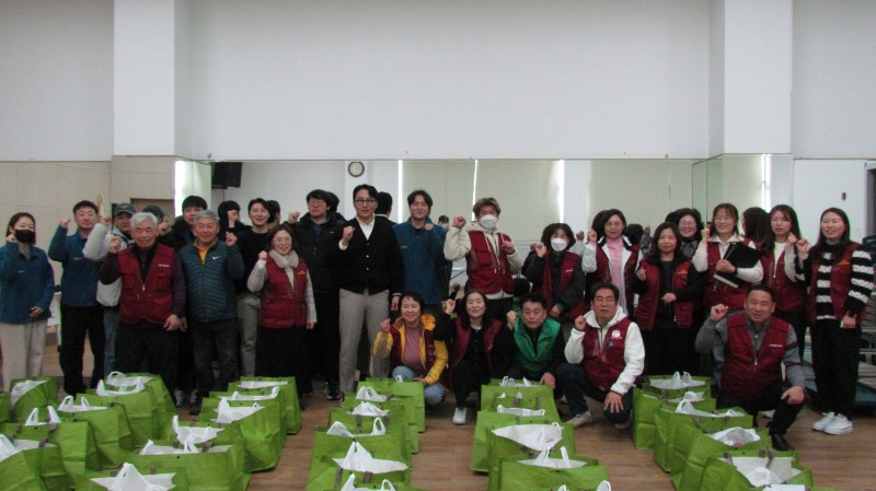 HR그룹(주)은 지난 7일, 신현동 행정복지센터에서 취약계층에게 전달할 선물 꾸러미를 앞에 두고 기념사진을 찍으며 따뜻한 온정을 전했다 / 사진=HR그룹(주) 미디어팀 제공