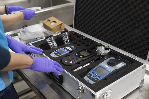 인천상수도사업본부 산하 먹는물 검사기관인 ‘맑은물연구소’연구원이 수질검사를 시행하고 있다.