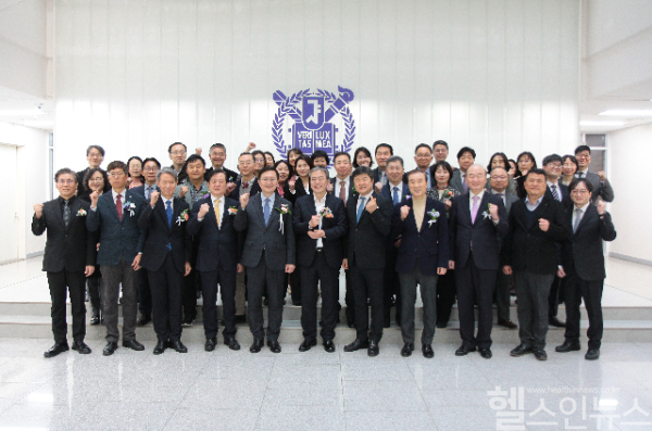 관악서울대학교치과병원 개원 10주년 기념식 단체 사진 (관악서울대학교치과병원 제공)