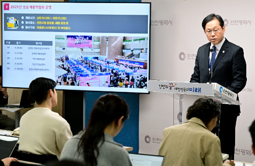 김진태 경제산업본부장이 11일 시청 브리핑룸에서 경제산업본부 소관 현안과 관련해 기자브리핑을 하고 있다.