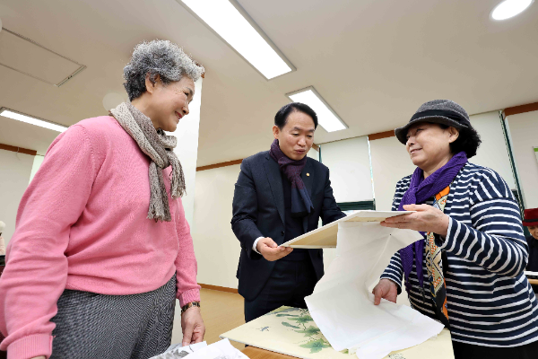김찬진 동구청장이 행정복지센터를 방문하여 주민과 소통하고 있다.
