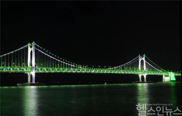 세계녹내장주간 기념 점등식, 광안대교 (한국녹내장학회 제공)