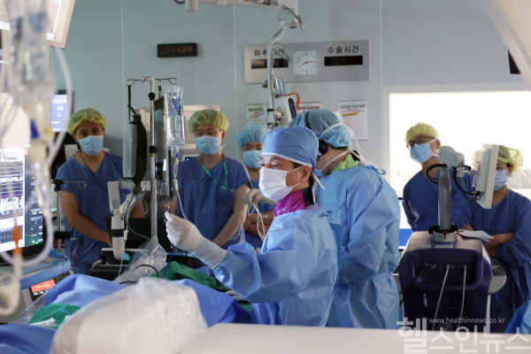 부정맥 시술을 교육중인 임홍의 중앙대광명병원 순환기내과 교수(가운데) (중앙대광명병원 제공)