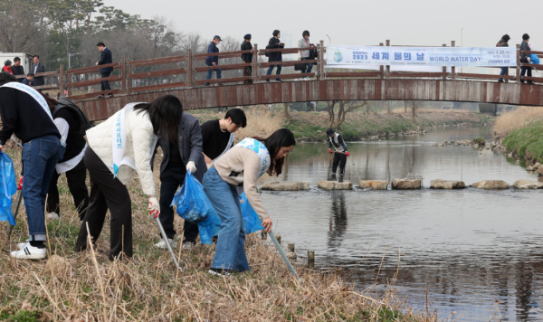 인천 연수구 승기천 일대 환경 정화 활동 관련 사진 (인천연수구청 제공)