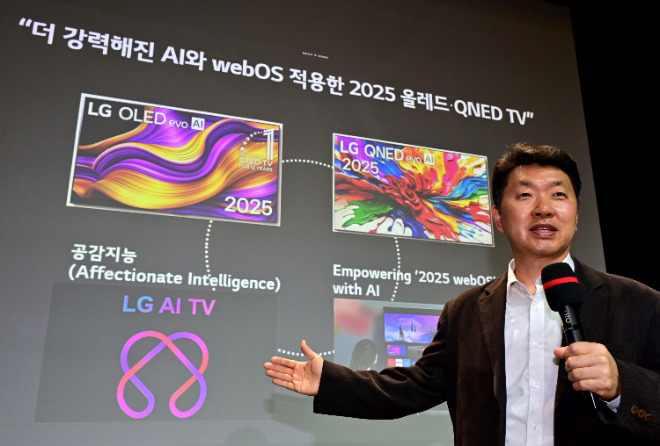 백선필 LG전자 TV상품기획담당이 11일 서울 강서구 LG사언스파크에서 열린 '2025 LG OLED·QNED(양자점 나노 발광다이오드) TV' 신제품 관련 언론 브리핑에 나와 제품을 소개하고 있다. ⓒLG전자
