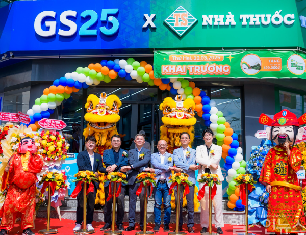 (왼쪽부터) 문현진 GS25 베트남 점포개발팀장, 최금성 GS25 베트남 법인장, 이인덕 동화약품 부사장, 마이투이년 GS25 베트남 대표, 노웅호 중선파마 법인장, 김수걸 중선파마 관리담당 부장 (동화약품 제공)