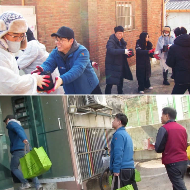 지난해 12월, HR그룹(주) 배송기사들이 시흥 신현동의 한 가구에 연탄을 직접 배달하고 있다.(사진 상) 이어 지난 7일에는 생필품을 담긴 꾸러미들을 전달하기 위해 아파트 정문으로 들어서고 있다.(사진 하) / 사진=HR그룹(주) 미디어팀 제공