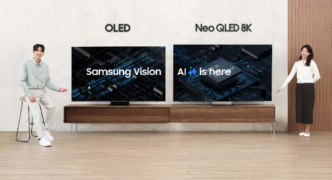 삼성전자 모델이 신규 인공지능(AI) 기능을 탑재한 2025년형 인공지능(AI) TV를 소개하고 있다. ⓒ삼성전자