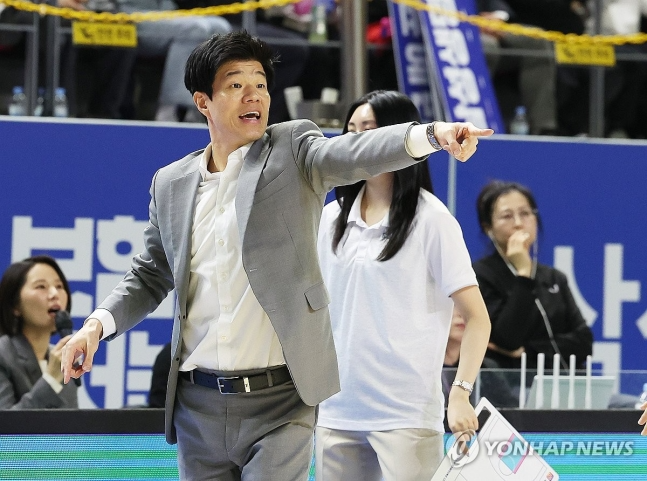 작전 지시하는 하상윤 감독