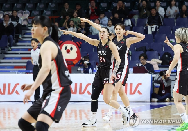 BNK, 삼성생명 꺾고 챔피언결정전 진출... 김소니아 20점-14리바운드 맹활약