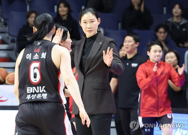 BNK, 삼성생명 꺾고 챔피언결정전 진출... 김소니아 20점-14리바운드 맹활약
