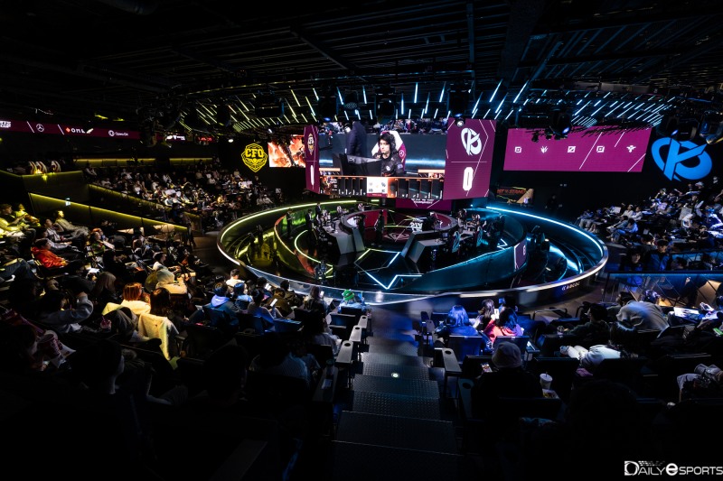 '피어리스 드래프트'로 진행 중인 첫 번째 국제 대회 퍼스트 스탠드.