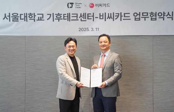BC카드가 서울대학교와 함께 범국가적 탄소중립 가속화를 위해 머리를 맞댄다. 사진은 지난 11일 오후 3시 BC카드 본사에서 오성수 BC카드 상무(오른쪽), 정수종 서울대학교 기후테크센터 센터장이 ‘개인 탄소금융지수 공동 연구 및 개발’을 위한 산학연 협약 체결식을 기념하는 모습. ⓒ BC카드