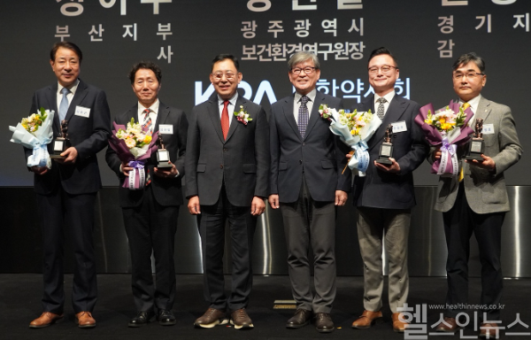 (좌측부터) 김동근 약사, 정현철 약사, 최광훈 前대한약사회장, 백진기 한독 대표이사, 전승호 약사, 손병로 약사 (한독 제공)