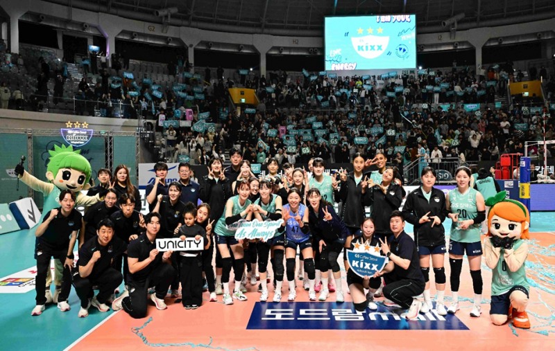 사진 : GS칼텍스가 홈경기에서 승리를 거두며 유니시티 브랜드 로고와 함께 기념 사진을 촬영했다.