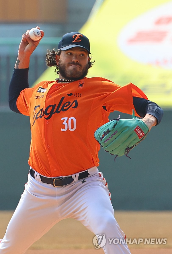 역투하는 한화 선발 폰세