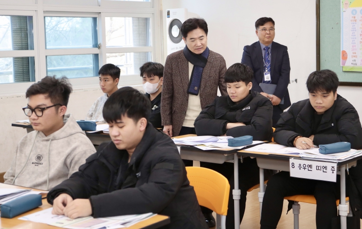 김대중 전남교육감이 구림공업고등학교에서 해외 학생들의 수업을 참관하고 있다.