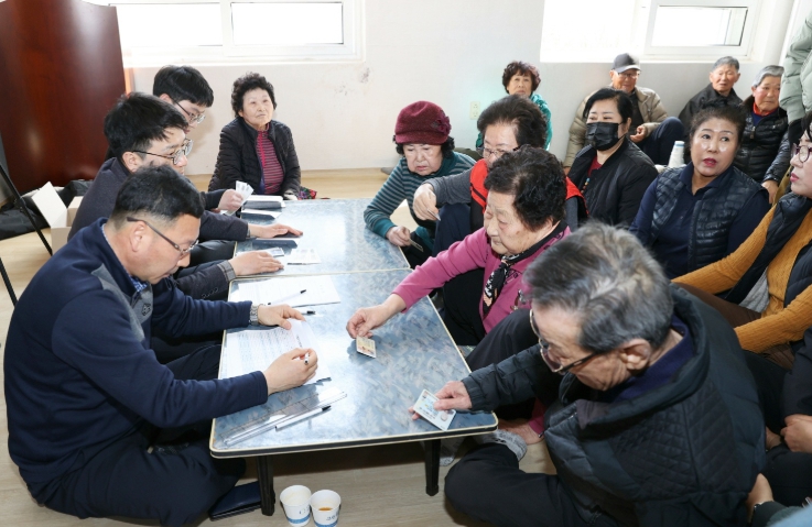 고흥군이 전 군민 대상 '민생회복지원금' 지급을 시작한 가운데, 첫날부터 대상자의 25%에게 지원금이 전달됐다. (고흥군 제공)
