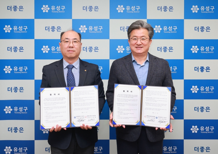 지난 12일 행복사랑방에서 고상휘 한화에어로스페이스 사업장장(왼쪽)과 정용래 유성구청장(오른쪽)이 협약식 및 기탁식을 진행하고 기념촬영을 하고 있다. (유성구 제공)