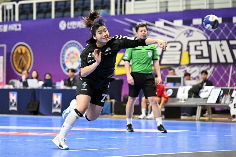 경남개발공사 최지혜가 7미터스로우을 하고 있다. / 사진제공=한국핸드볼연맹