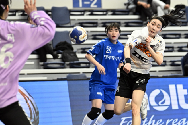 역대 3호 1100득점을 돌파한 SK슈가글라이더즈 강경민이 돌파슛을 하고 있다. / 사진제공=한국핸드볼연맹