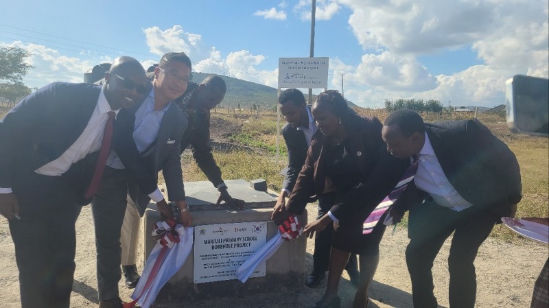 케냐의 KAIST 캠퍼스 주변 마을에  우물을 완공하고 관계자들이 확인하는 모습.