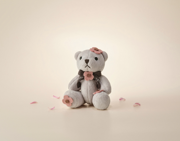 (좌측부터) 플로라 베어 키링 / 신라스테이 피크닉 매트. ⓒ 신라스테이