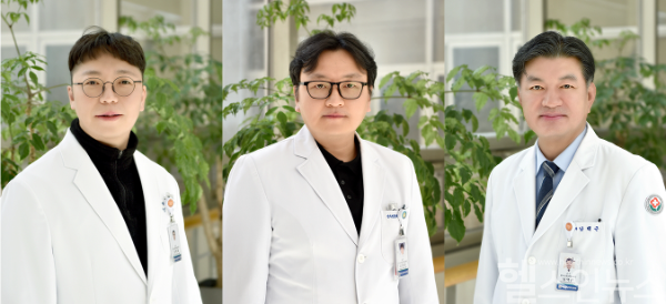 (왼쪽부터) 정재욱, 김용협, 남택근 화순전남대학교병원 방사선종양학과 교수 모습. (화순전남대학교병원 제공)
