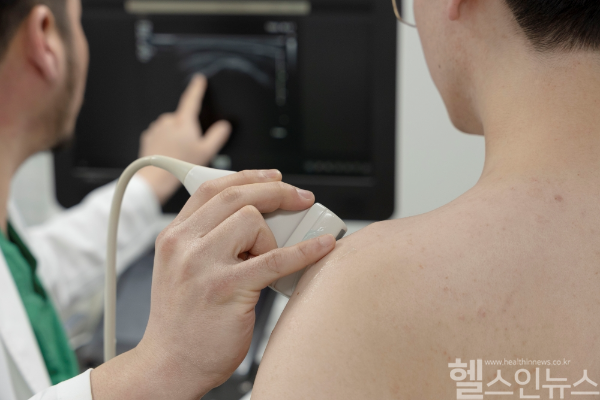 김철 연세사랑병원 어깨상지팀 원장이 초음파 유도하에 주사치료를 시행하고 있다. (연세사랑병원 제공)