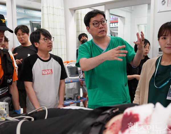 중증외상센터 제작진과 소통중인 김태윤 교수(넷플릭스 제공)