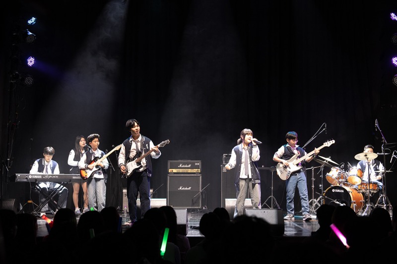 2024년 CJ도너스캠프 문화동아리 음악 부문 선정 동아리가 쇼케이스에서 공연을 하고 있다.