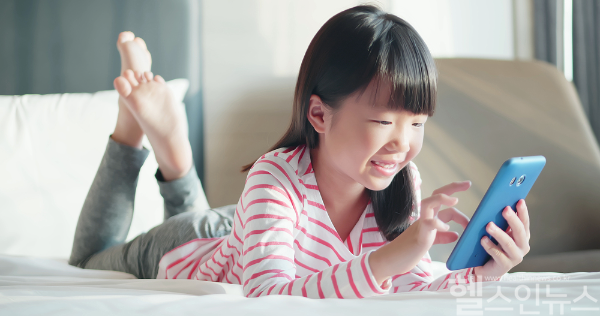 스마트폰과 태블릿 등 전자기기 사용량이 늘어나면서 어린이들의 시력 문제가 커지고 있다. 이는 성장은 물론 학습에도 악영향을 줄 수 있어 가능한 한 빨리 발견해 적극적으로 치료하는 것이 필요하다. (클립아트코리아)