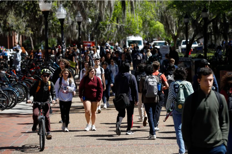 트럼프 대통령이 미국 교육부 폐지 조치를 시행하고 있는 가운데 대학들에 대한 규제 조치를 강화하면서 사정권에 들어섰다. 사진=월스트리트저널