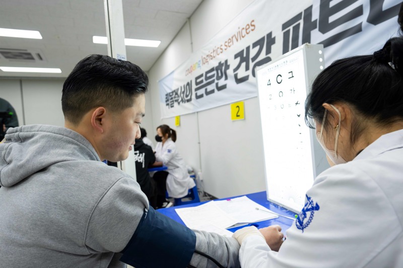 CLS는 지난해 위탁배송업체 소속 배송기사를 대상으로 하는 ‘찾아가는 건강검진’ 및 전문검진센터 건강검진 지원에 이어 KMI와 업무협약을 맺고 업계 최초로 위탁배송기사 맞춤형 건강검진 전담팀을 통한 종합건강검진 및 전문 건강관리 프로그램을 지원한다고 13일 밝혔다.