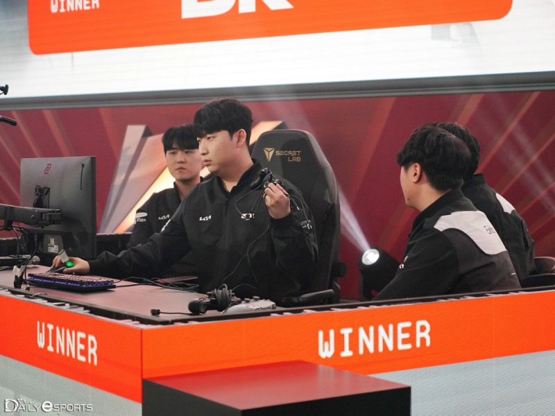DK가 최종전서 T1을 제압하고 2라운드로 합류했다.